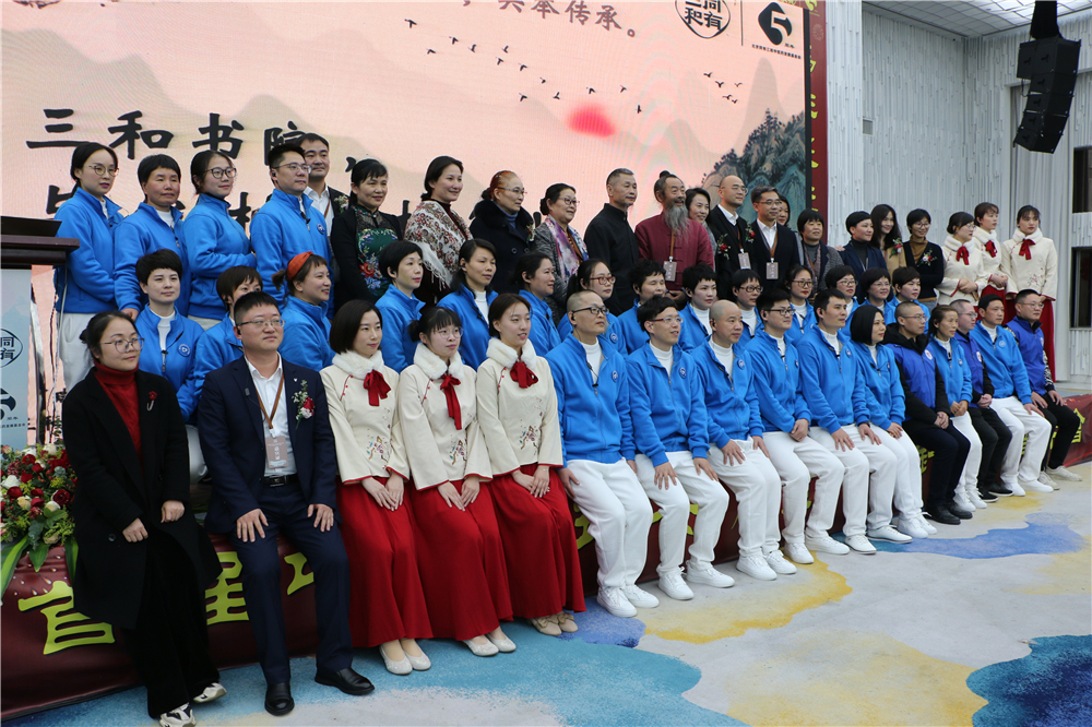 与工作人员合影.jpg